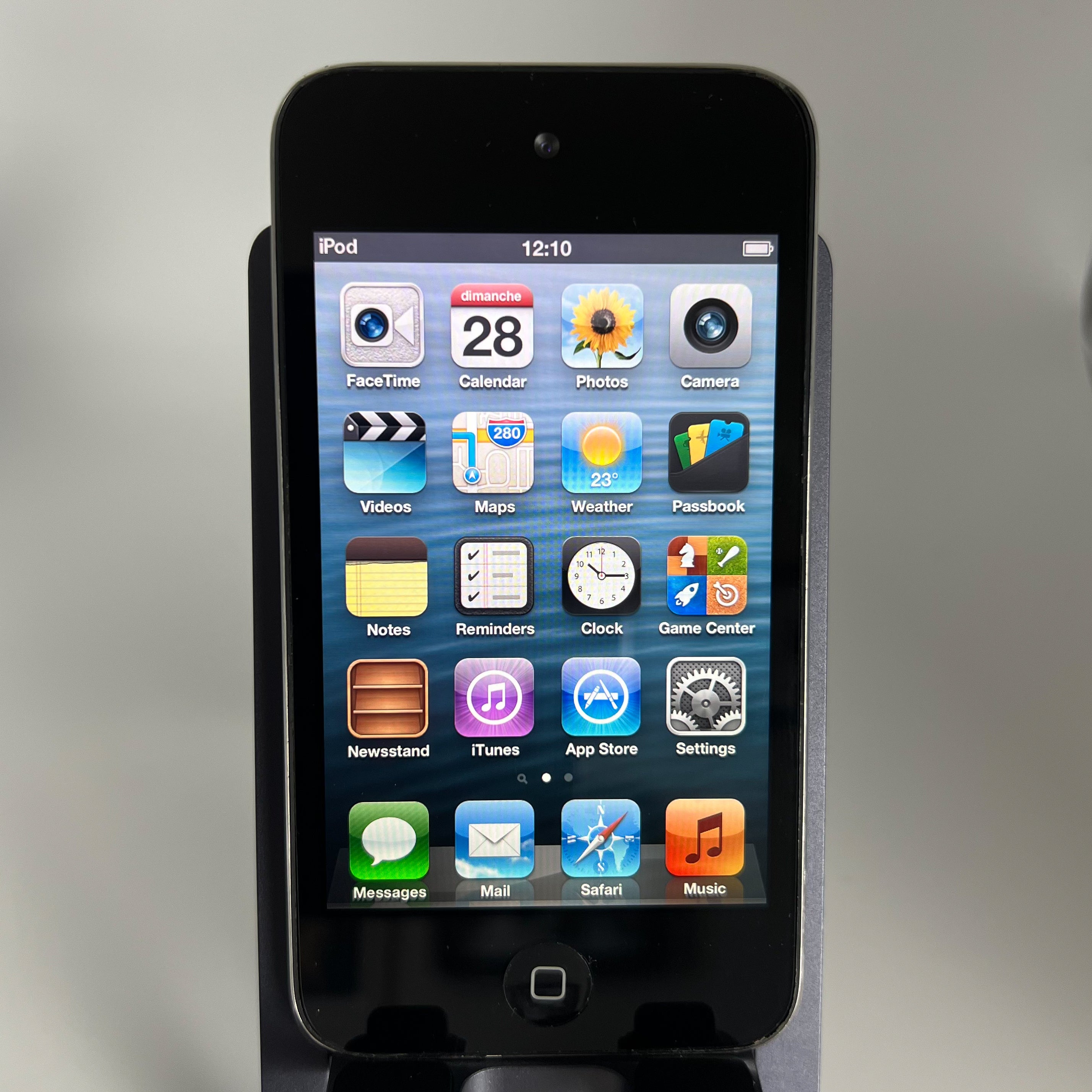 iPod Touch 4 - Works fine - iOS 6.1.6 - 8GB