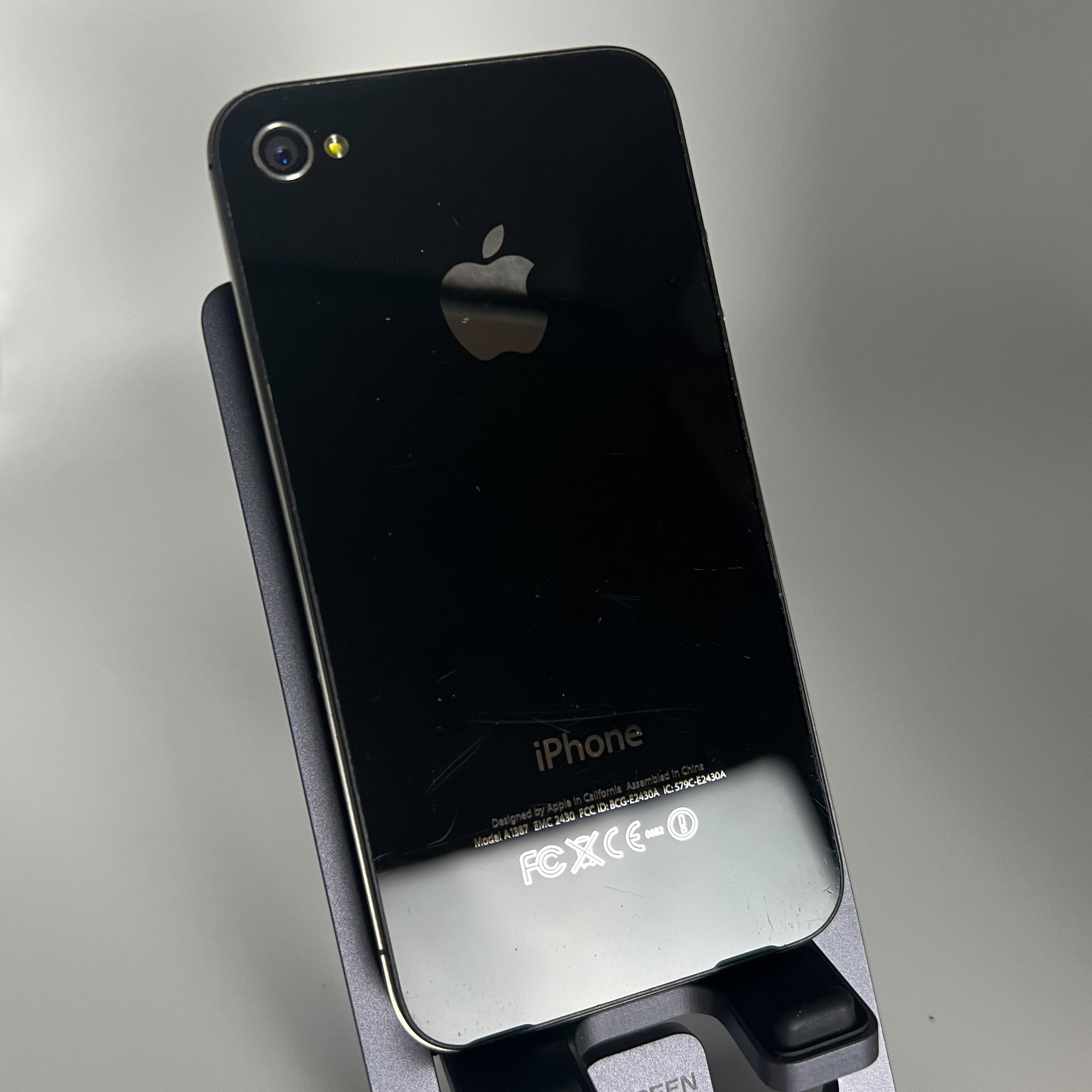 iPhone 4S - Works fine - 16GB - iOS 9.3.6 - Battery 82% - Locked