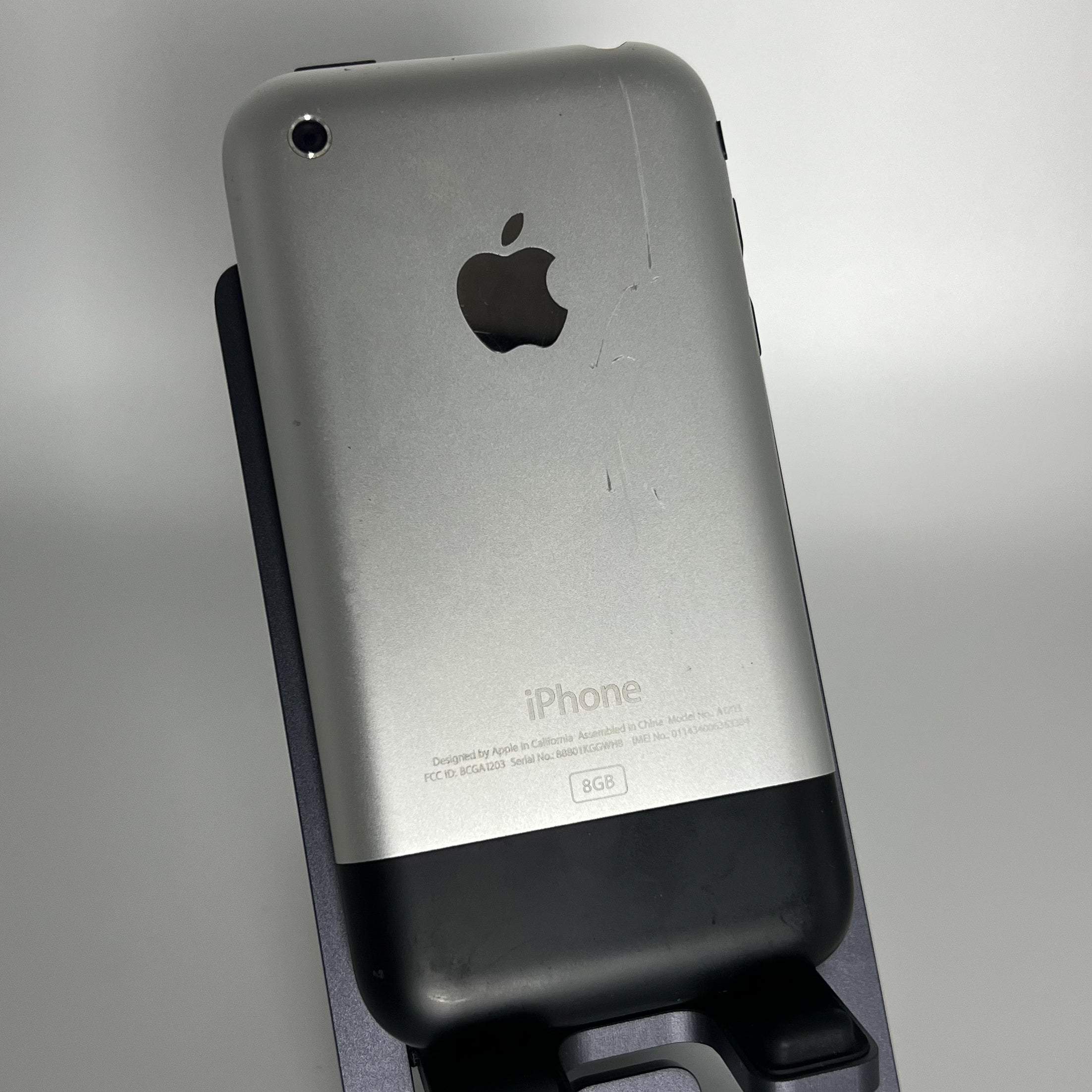 iPhone 2G - 8GB - iOS 3.1.3 - Locked - Works fine