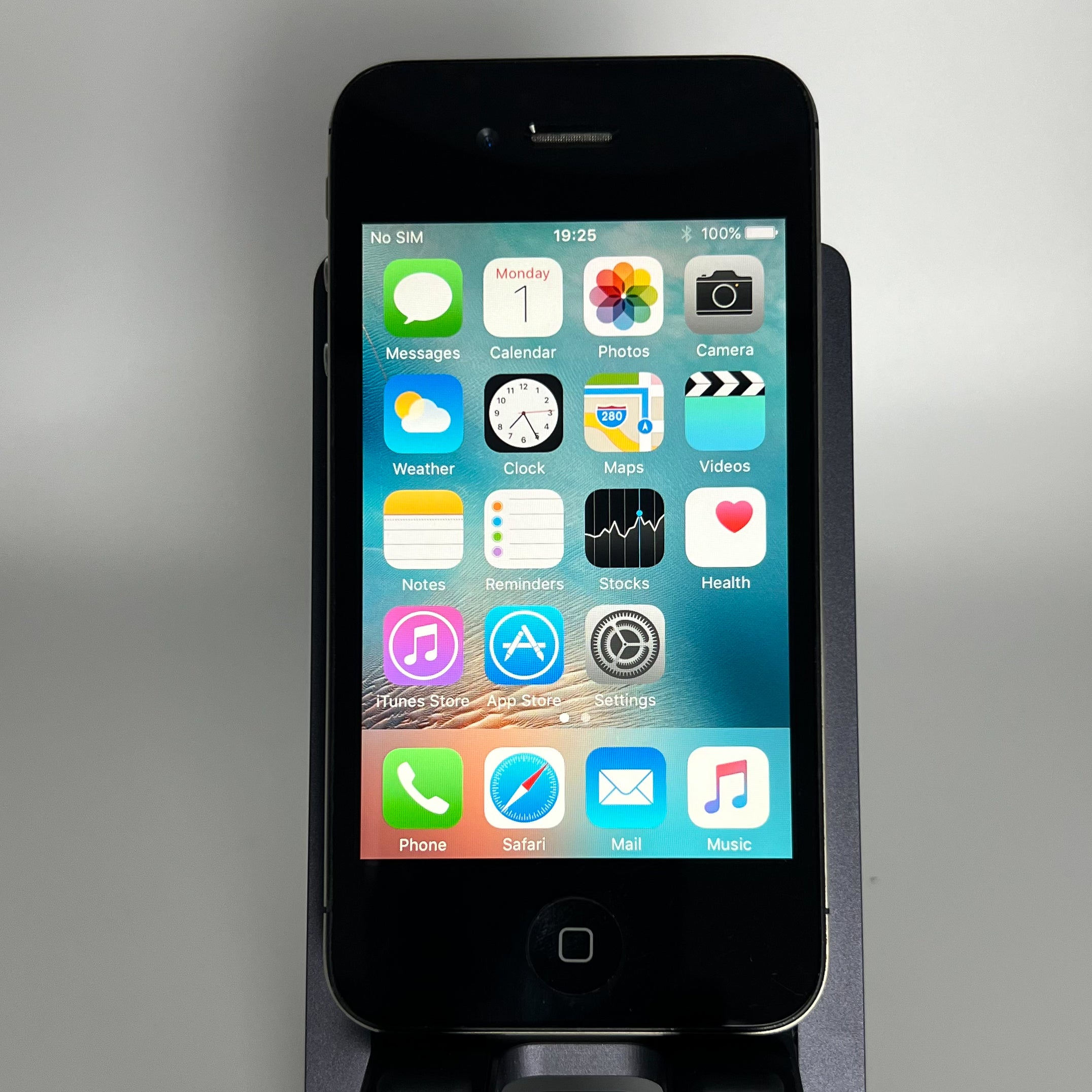 iPhone 4S - Works fine - 8GB - iOS 9.3.6 - Battery 82% - Unlocked