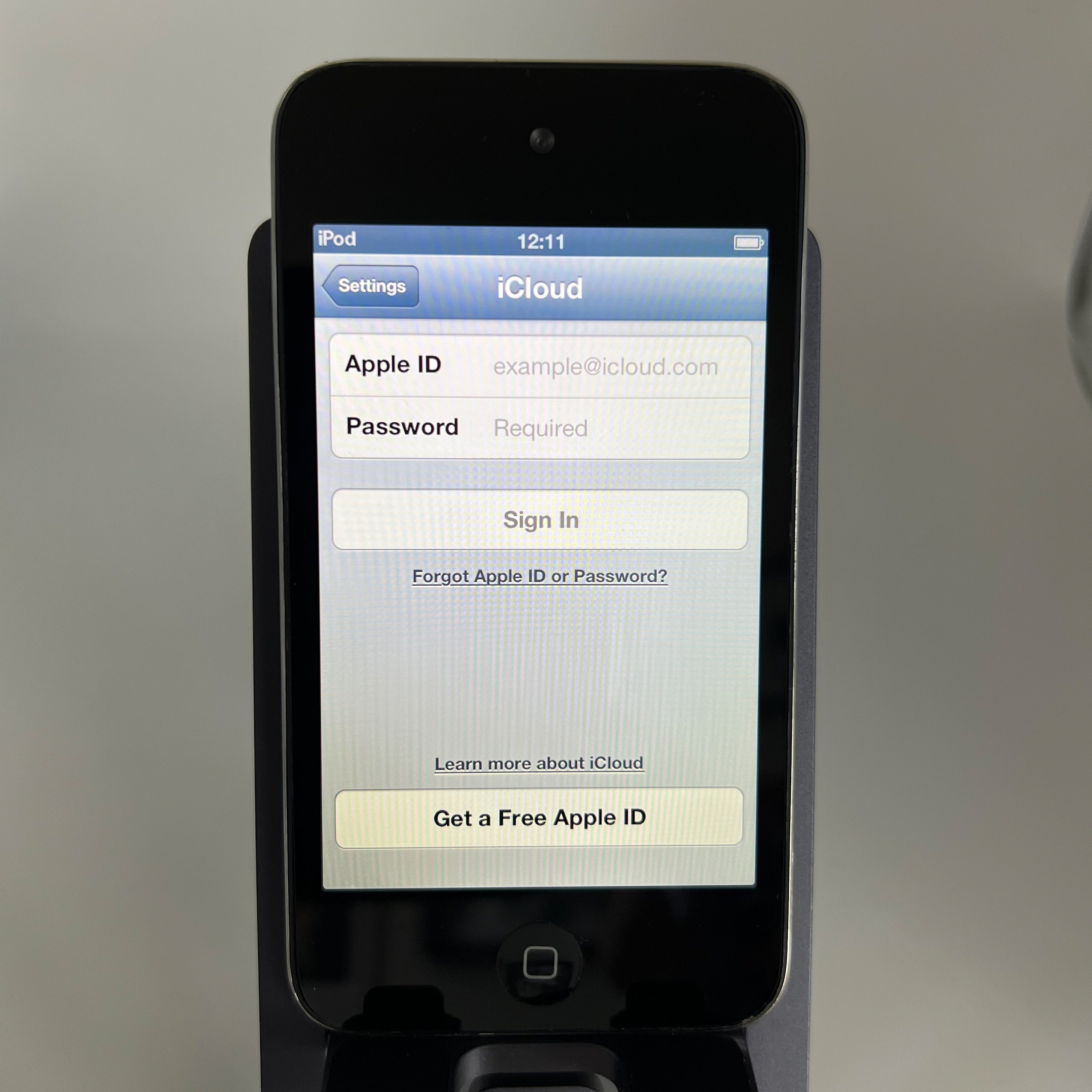 iPod Touch 4 - Works fine - iOS 6.1.6 - 8GB