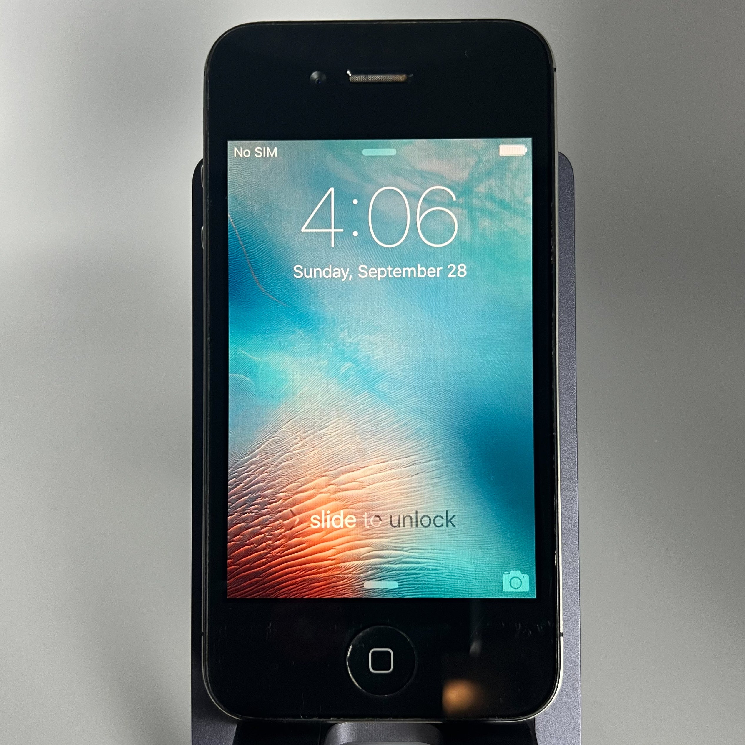 iPhone 4S - Works fine - 16GB - iOS 9.3.6 - Battery 82% - Locked