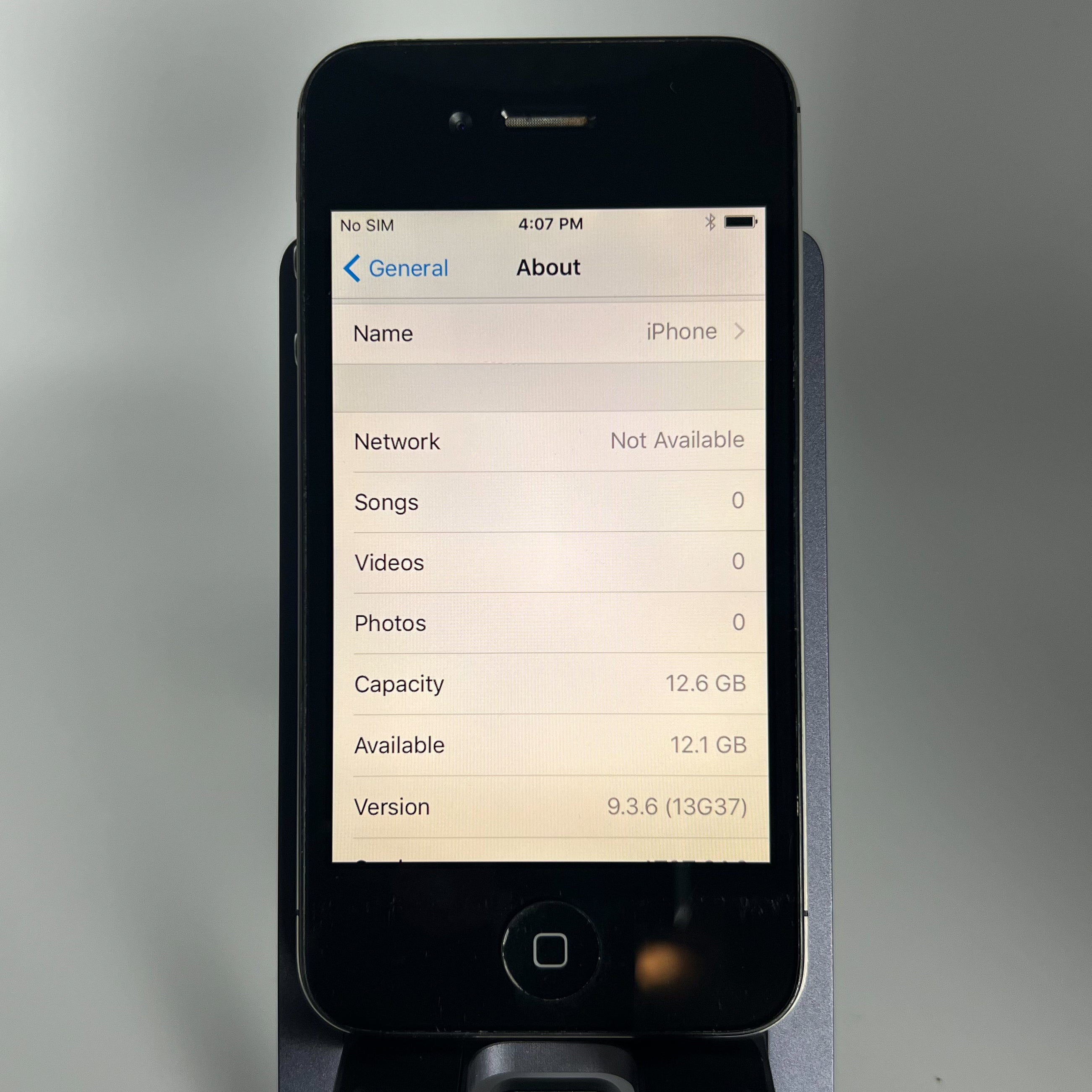 iPhone 4S - Works fine - 16GB - iOS 9.3.6 - Battery 82% - Locked