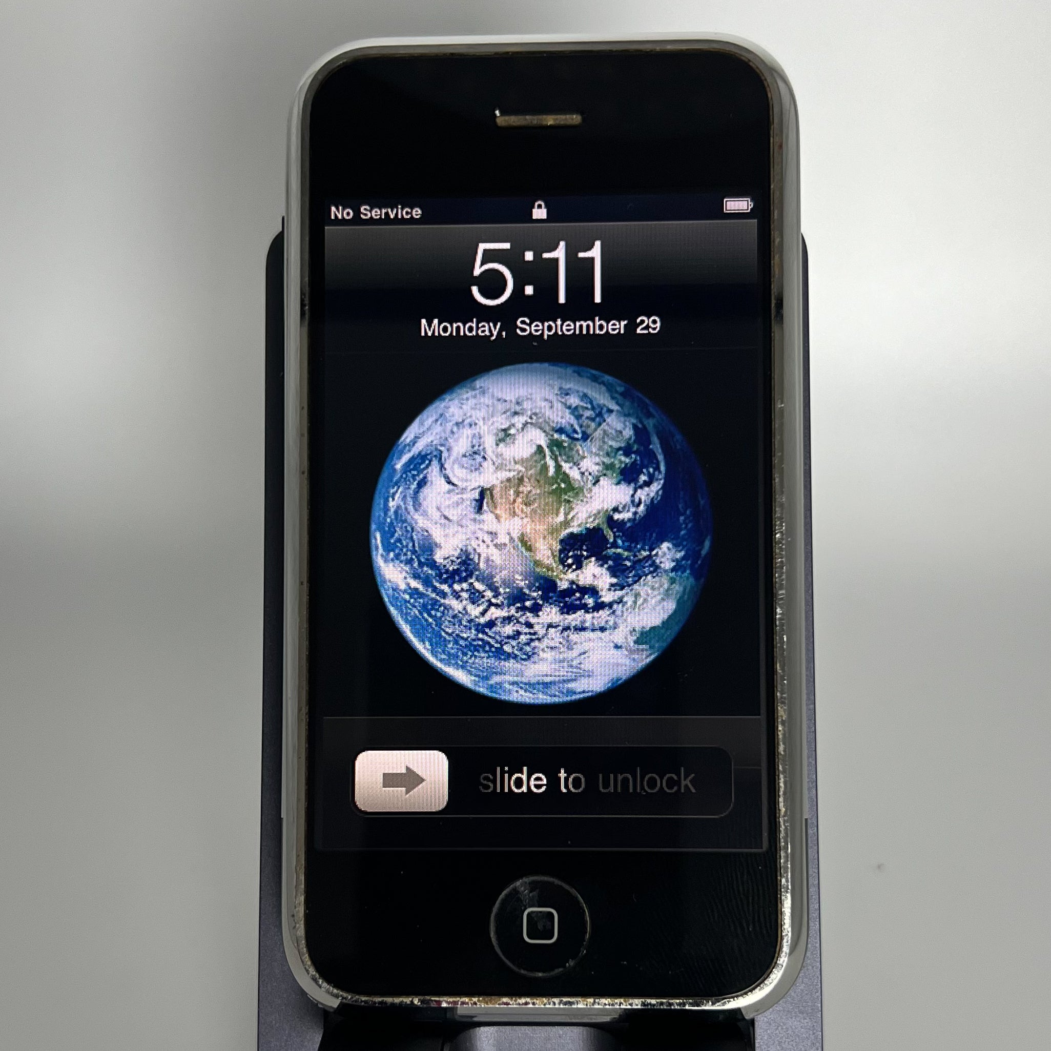 iPhone 2G - 8GB - iOS 3.1.3 - Locked - Works fine