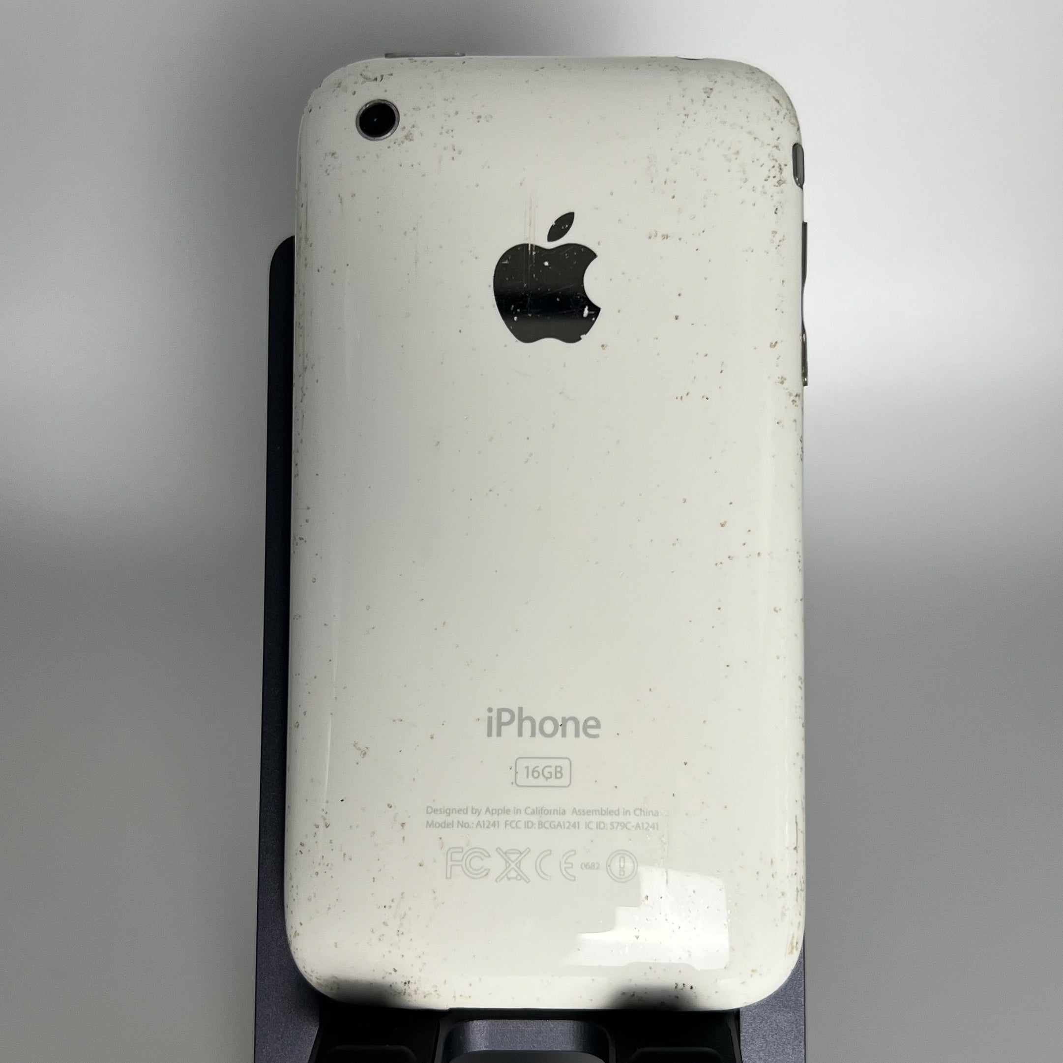 iPhone 3G - iOS 4.0.1 - 16GB - Works fine - Locked